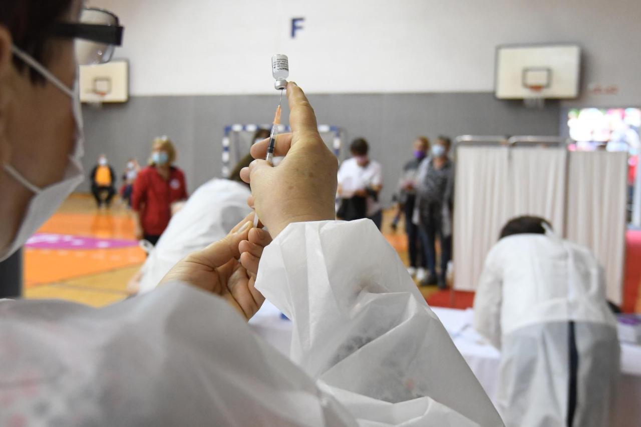 Šibenik: Nastavljeno masovno cijepljenje u dvorani na Baldekinu