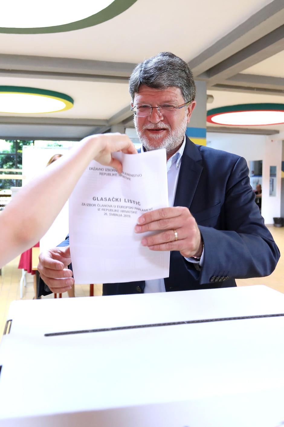 Tonino Picula glasovao je na biračkom mjestu u Laginjinoj ulici na izborima za Europski parlament.