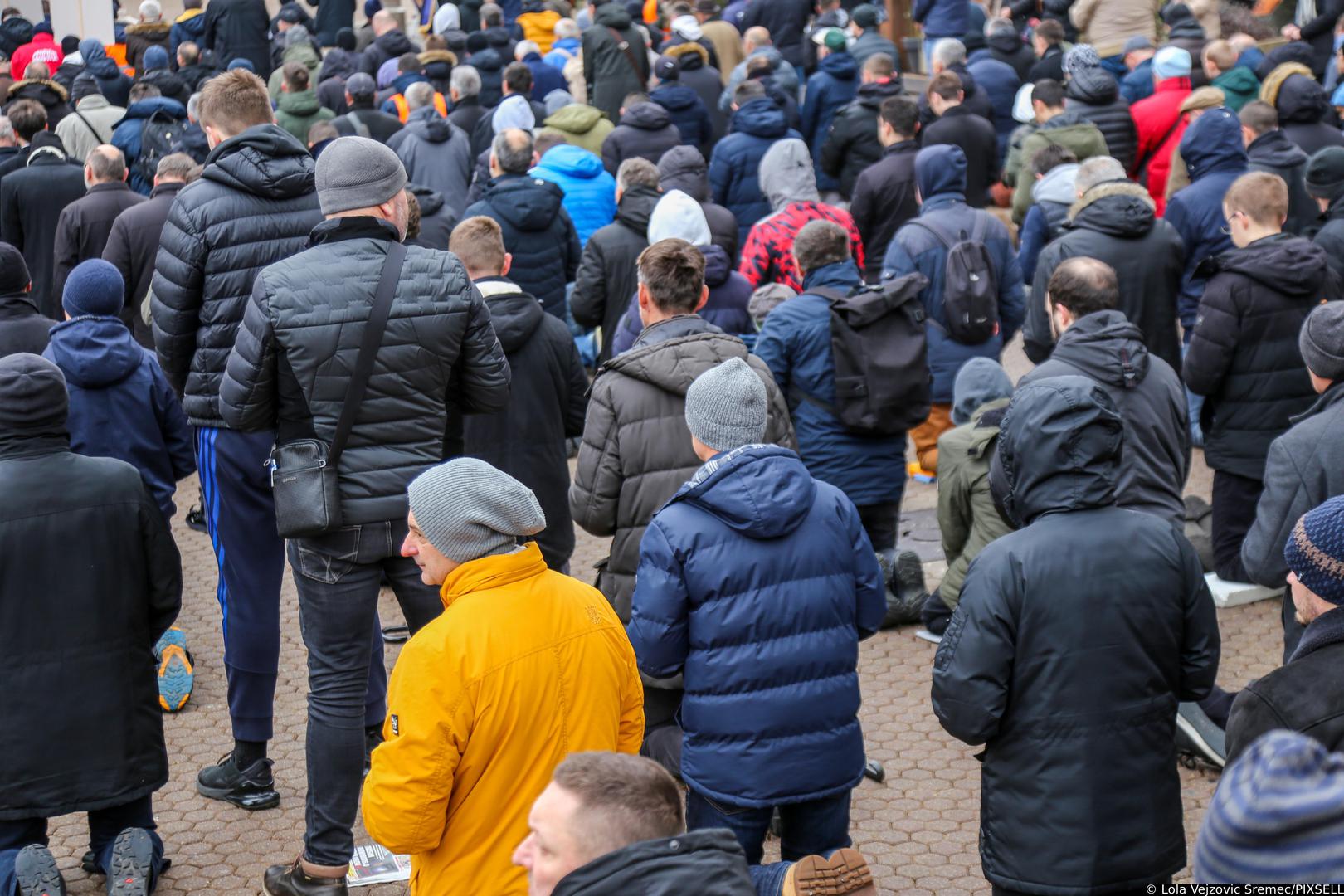 03.12.2022., Zagreb - Moljenje krunice na Trgu bana Josipa Jelacica. Klecanje muskaraca i molitva krunice odrzava se vec treci put i odrzava se svake pve subote u mjesecu. Photo: Lola Vejzovic Sremec/PIXSELL
