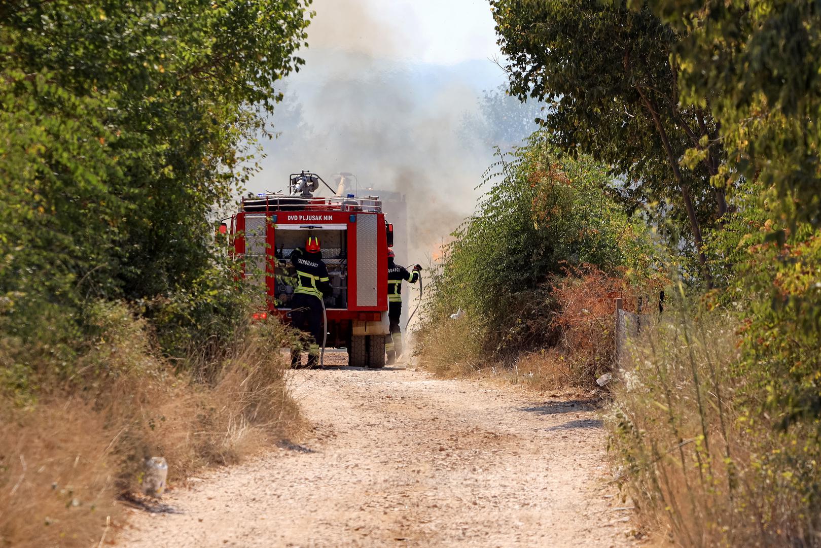 30.07.2024., Smokovic - Veliki pozar u Smokovicu nedale Zemunika zahvatio je i parkirana vozila. Vatrogasci se vore s vatrom. Photo: Sime Zelic/PIXSELL