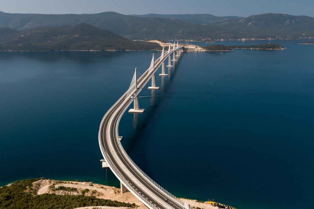 Pogled iz zraka na Pelješki most koji je spreman za večerašnje  svečano otvorenje