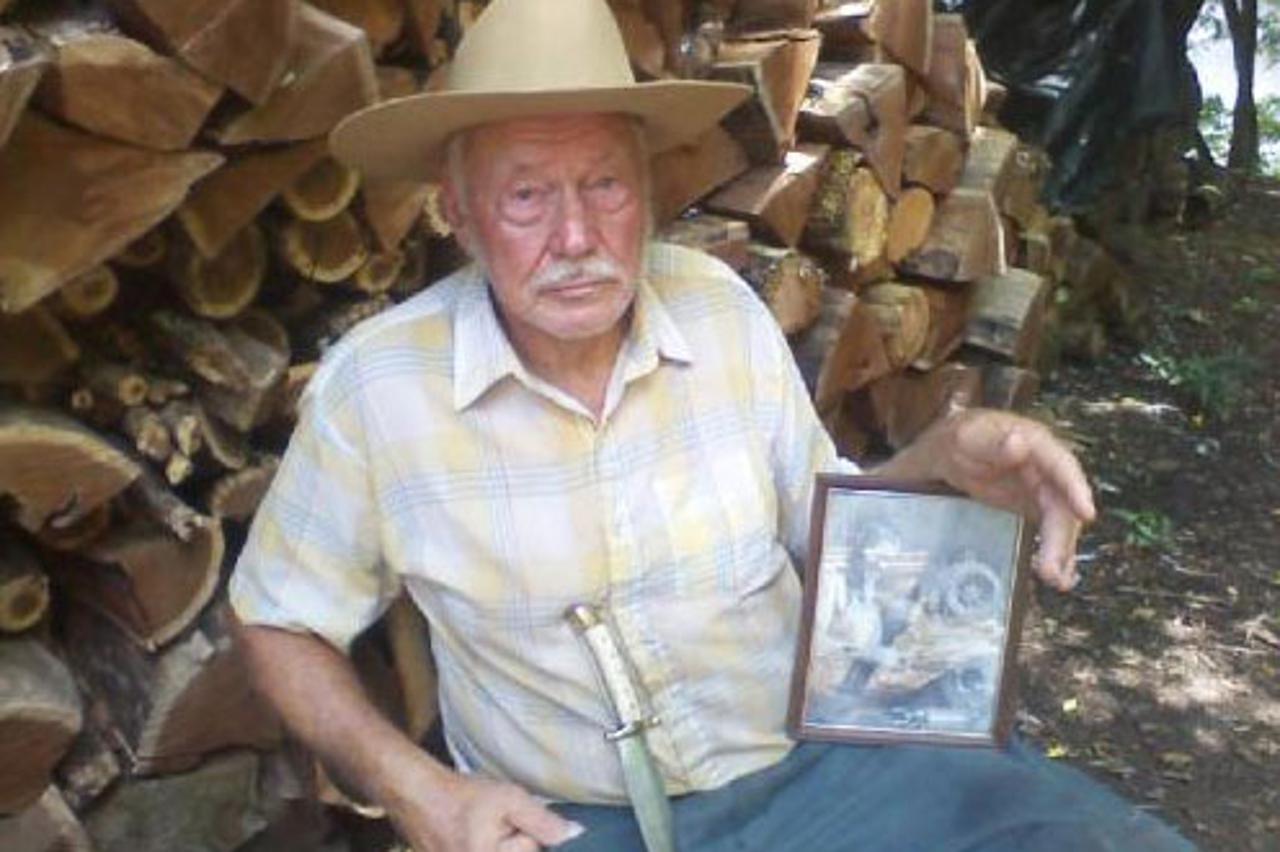 Loyd Church, zmija (1)