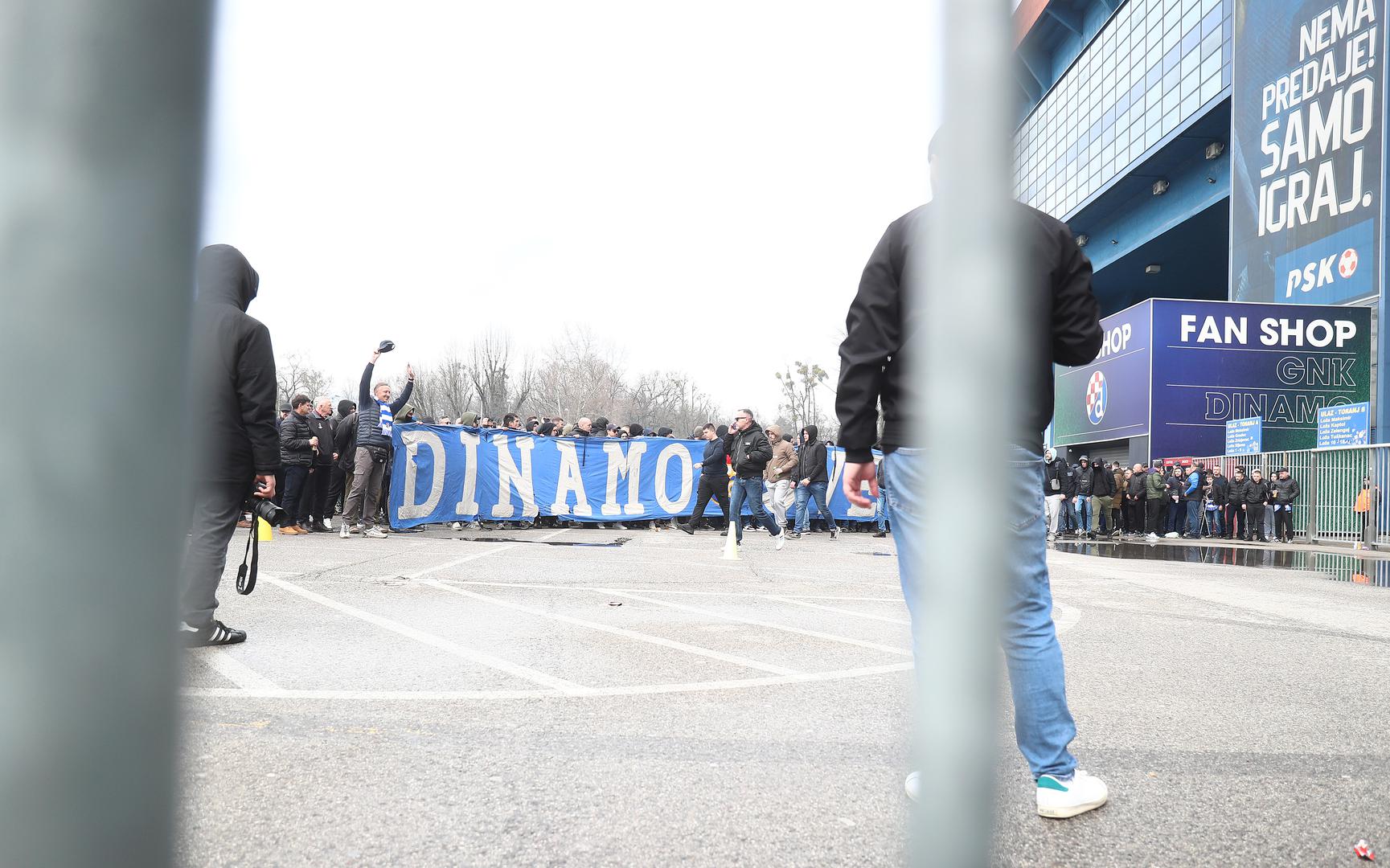 Donijeli su transparent na kojoj je prekrižene glave Mirka Barišića i Zdravka Mamića