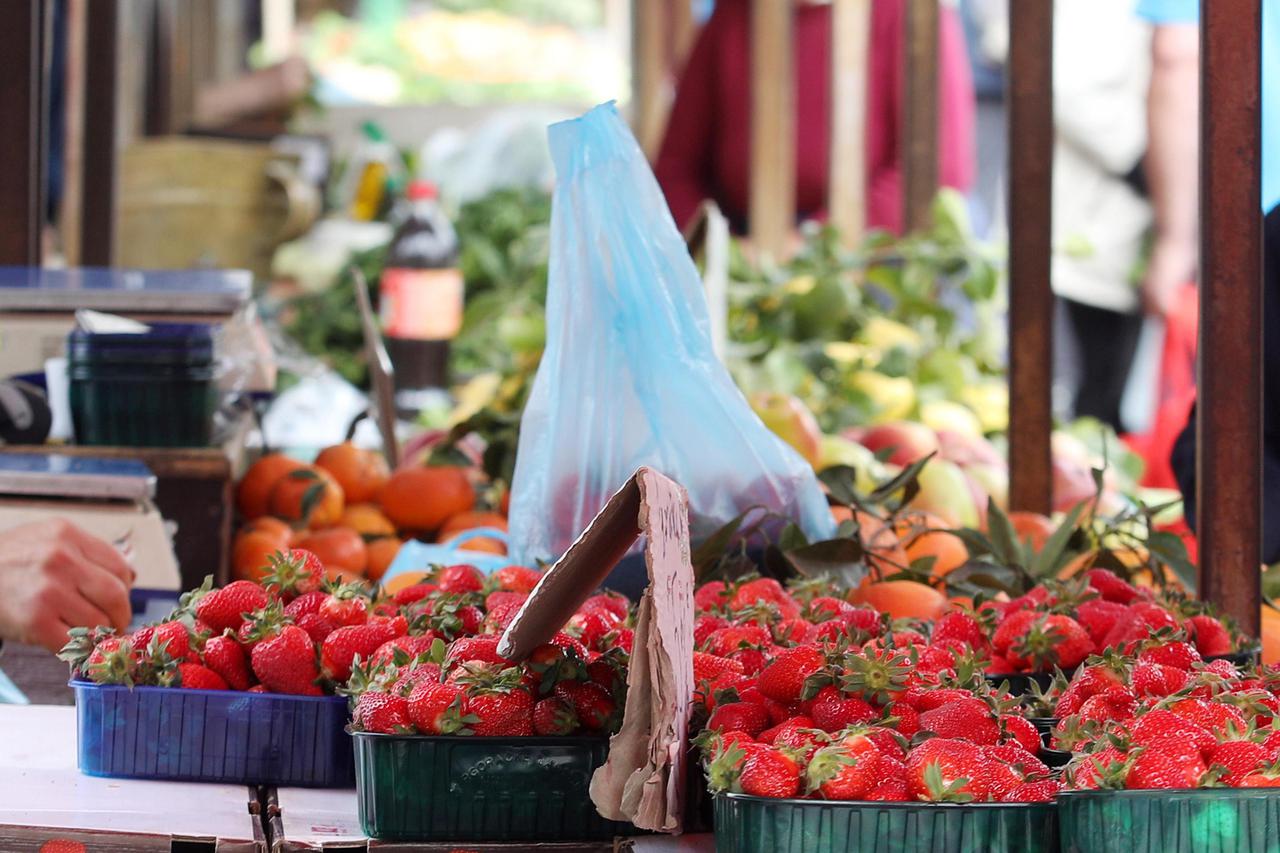 Na šibensku tržnicu stigle su  prve ovogodišnje vrgoračke jagode