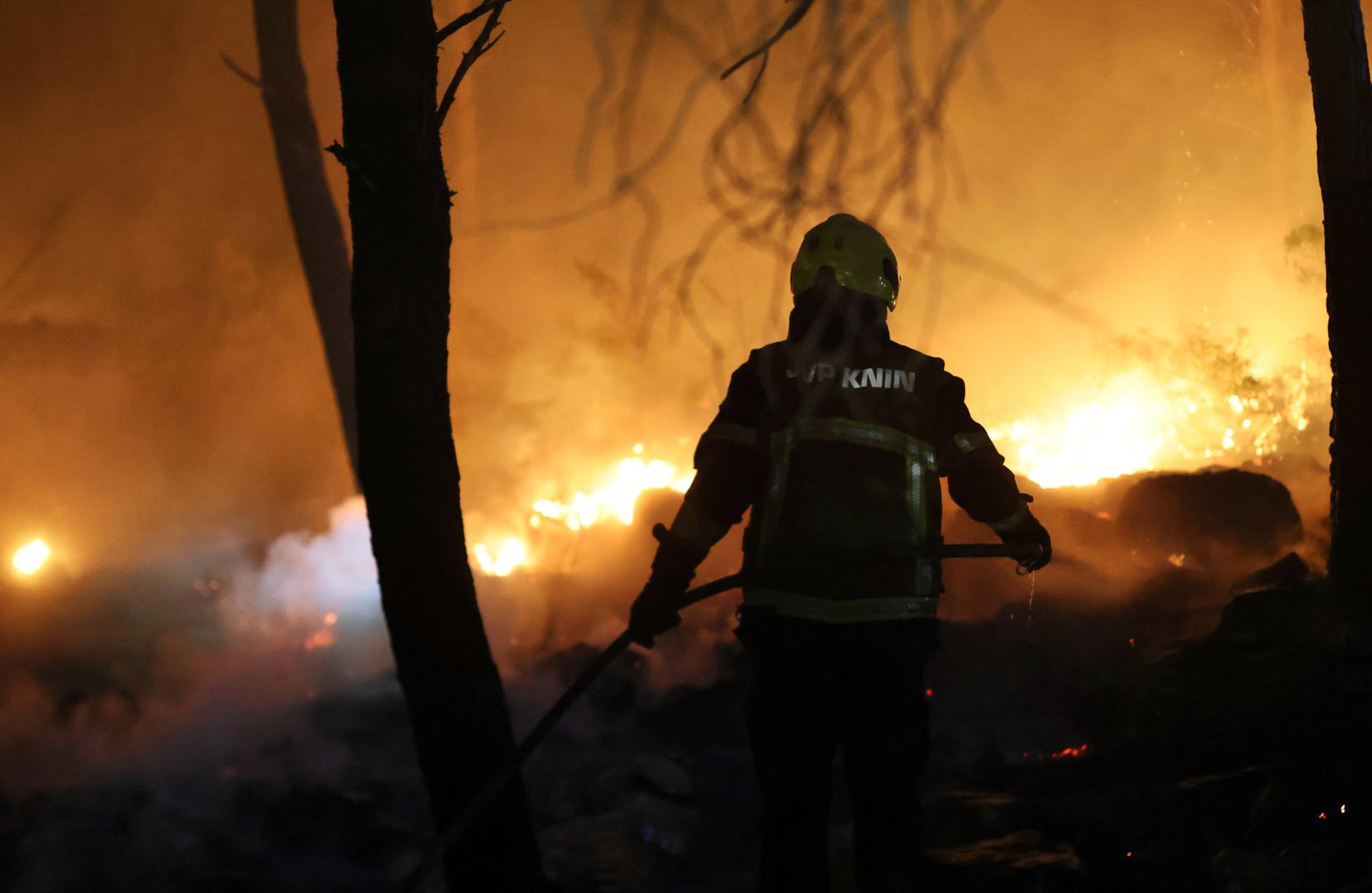 Prema riječima glavnog vatrogasnog zapovjednika Slavka Tucakovića, nema teže ozlijeđenih, iako je bilo slučajeva udisanja dima, dok je dio objekata oštećen.