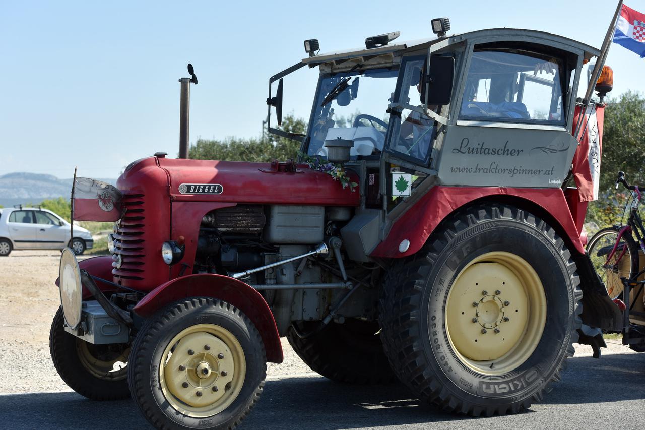 Putuje traktorom po Europi