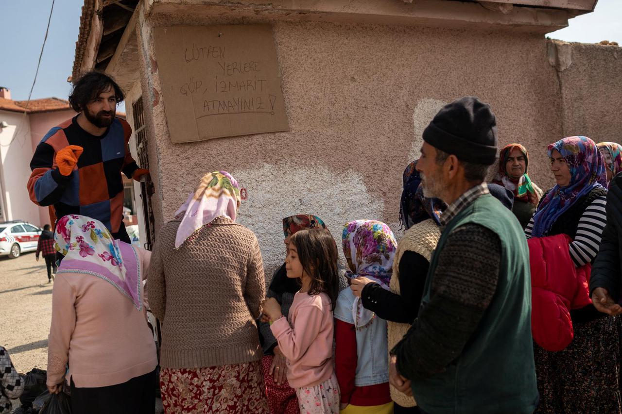 Turkey quake victims queue for aid in Hatay