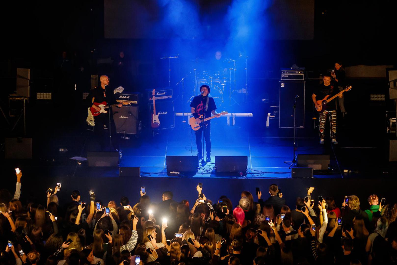 Ovogodišnja obljetnička turneja donijela je i zanimljiv obrat: Plavi orkestar otkrili su i mlađi slušatelji. Na koncertima se, uz generaciju koja je uz bend odrasla, u prvim redovima mnogo mlađih posjetitelja, koji su pjevali stihove pjesama nastalih i prije njihova rođenja. Upravo u toj smjeni generacija leži dugotrajnost Plavog orkestra –njihove pjesme ne pripadaju samo jednoj epohi, nego se iznova prenose kao zajednički glazbeni jezik.