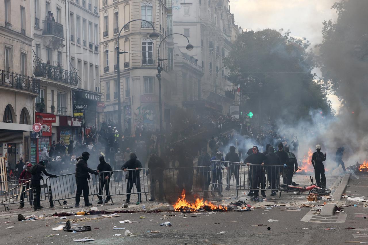 storyeditor/2026-10-18/2026-10-17t143946z-374423625-rc225oa7l82r-rtrmadp-3-france-protest.jpg