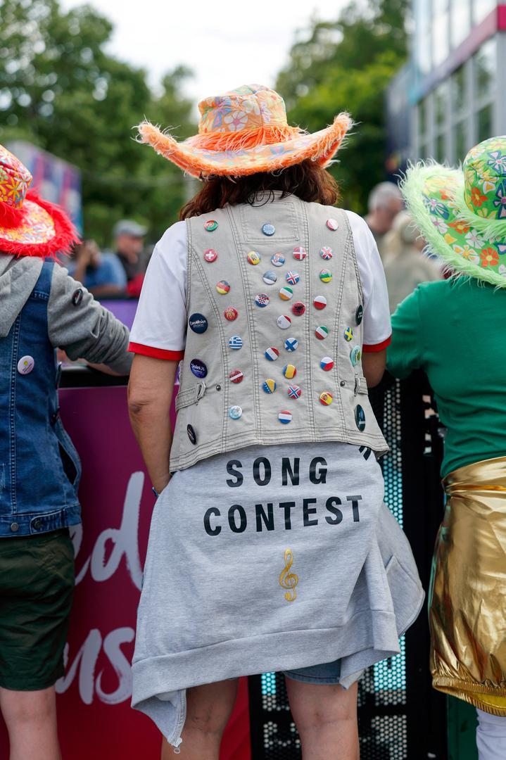 Vrhunac večeri na Rathausplatzu, gdje je smješteno i Eurovizijsko selo s besplatnim ulazom, bila je izvedba prošlogodišnjeg pobjednika JJ-a, koji je svoju pjesmu "Wasted Love" otpjevao uz pratnju RSO Beč orkestra.