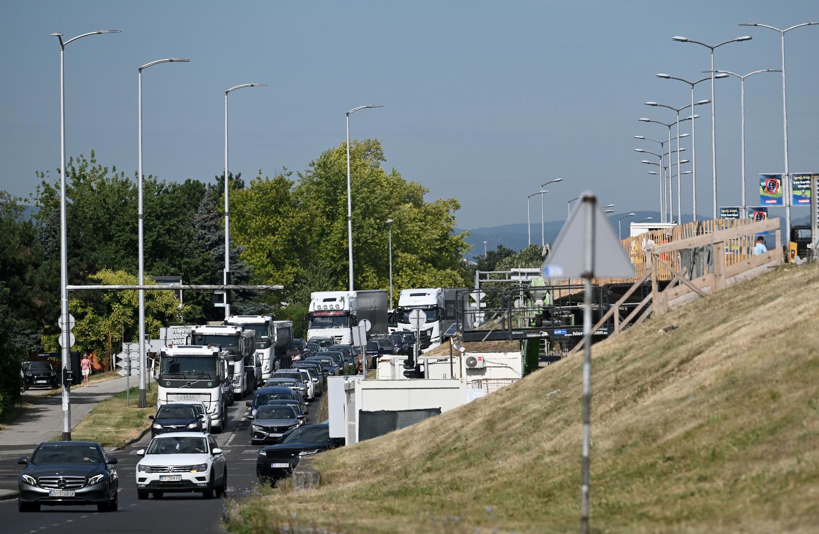 Radovi na rekonstrukciji nadvožnjaka Zagrebačka avenija - Selska cesta započeli su 4. svibnja, a previđeno trajanje je 5 mjeseci. 