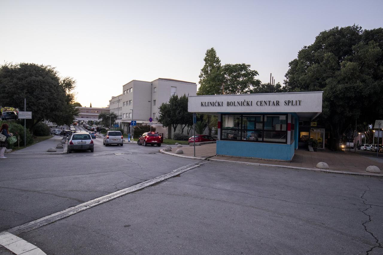 Split: Ispred KBC Split odrzan prosvjed podrske zdravstvenim radnicima
