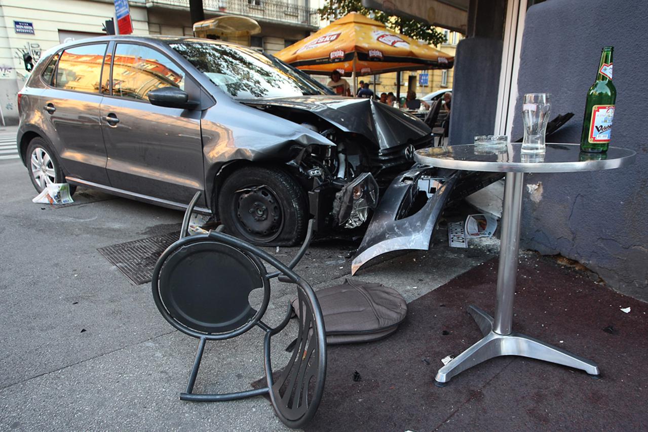 kafić, terasa, prometna nesreća, auto (1)