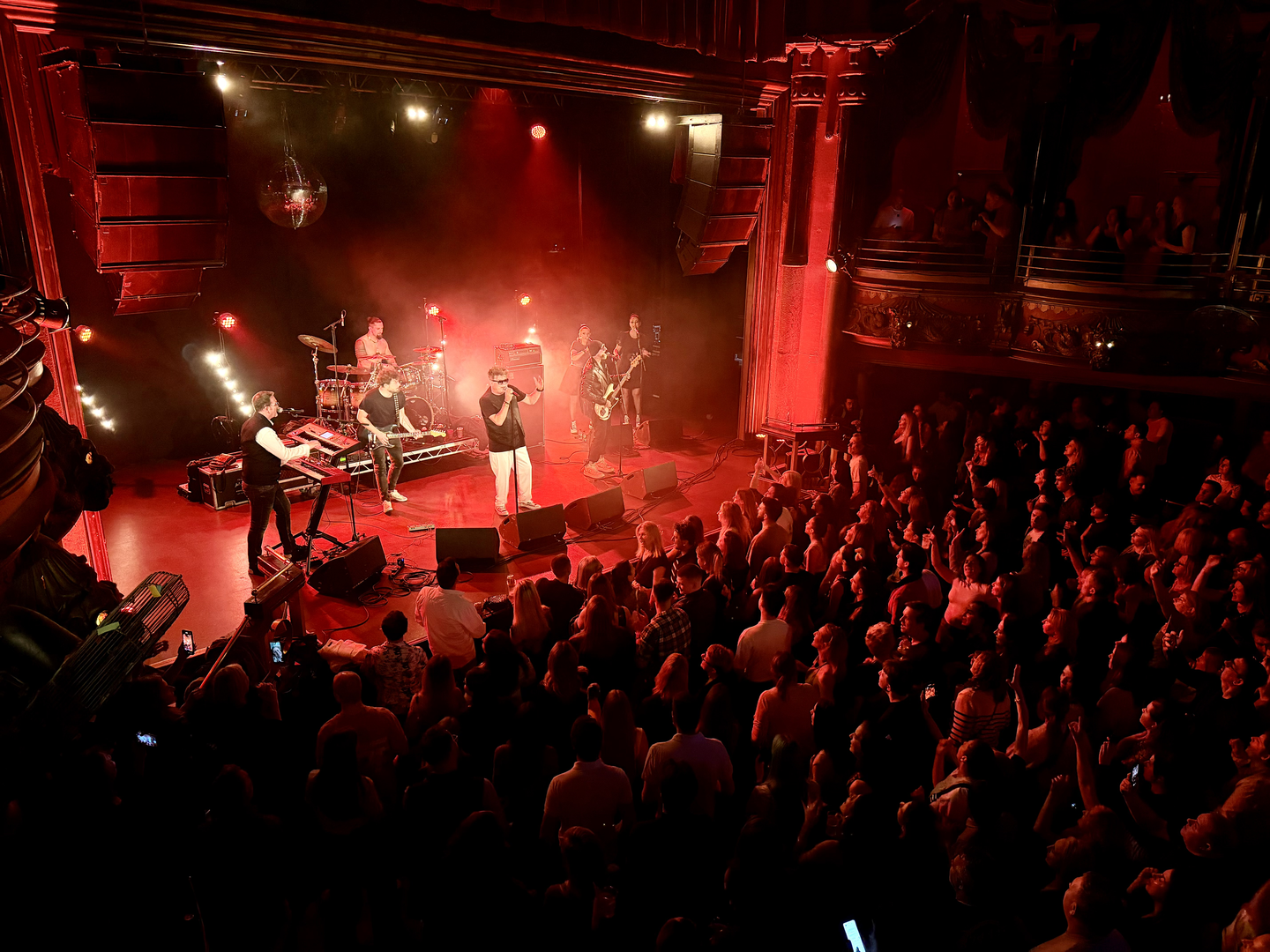 Koncert su otvorili s pjesmom „S tvojih usana“, čime je odmah uspostavljena snažna veza s publikom. U nastavku večeri nizali su se legendarni hitovi poput „Vjetar se vezat ne može“, „Bježi kišo s prozora“, „Da nije ljubavi“, „Dirlija“, „Zovu nas ulice“, „Nekako s proljeća“ i mnogi drugi, koje je publika pjevala uglas s bendom.