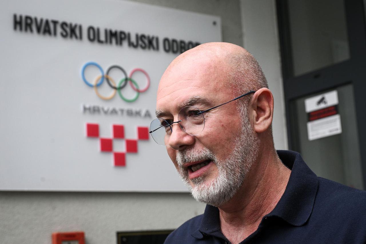 Zagreb: Siniša Krajač izlazi iz zgrade HOO-a sa USKOK-ovim istražiteljima