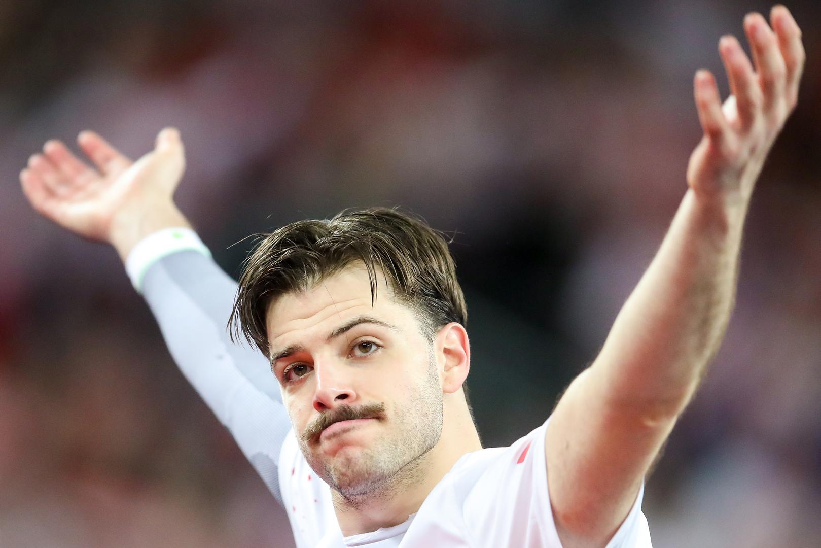 Glavaševi brkovi, koje nosi bez brade, postali su njegov zaštitni znak. Mnogi ga uspoređuju s gospodinom Fulirom iz kultnog filma "Tko pjeva zlo ne misli", dok druge njegov izgled podsjeća na likove iz popularne serije "Peaky Blinders".