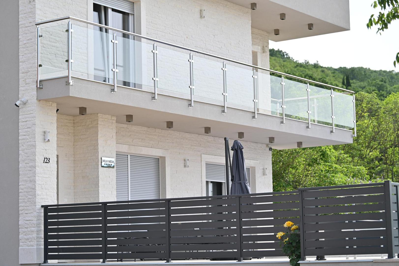 Na navedenoj stranici mogu se provjeriti slobodni termini i cijene, pa tako stoji da je slobodan smještaj za sada dostupan gotovo cijelog rujna, kad je cijena povoljnija te stoji 341 euro za noć, za razliku od srca sezone, u srpnju i kolovozu, kad se ona povećava na gotovo 500 eura, točnije 497 za noć.