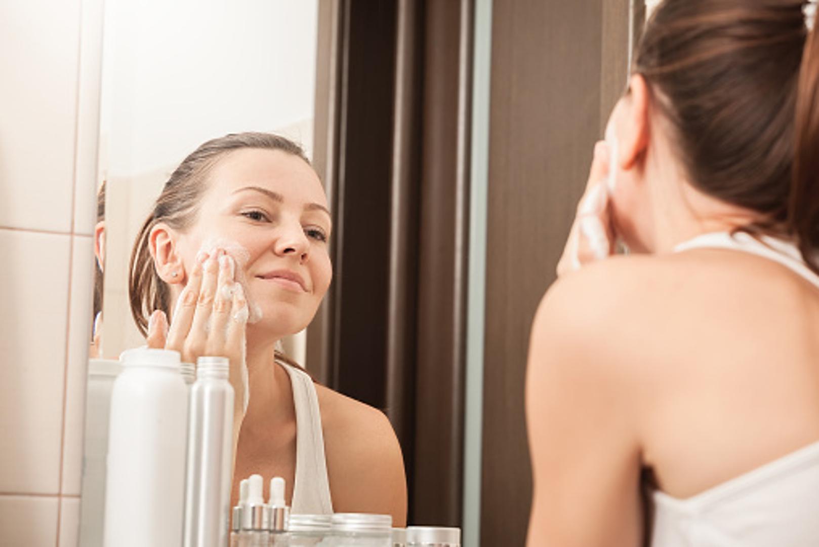 Stručnjakinja za njegu kože objavila je na društvenim mrežama metodu za pravilno čišćenje lica #60secondrule, i pri tom pojasnila kako ima itekako dobar razlog za to. 