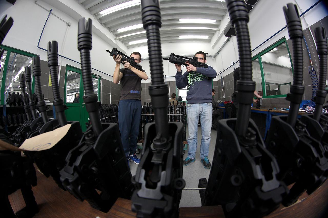 09.02.2015., Karlovac - Pocela serijska proizvodnja jurisne puske VHS 2 i novog modela pistolja HS Subcompakt mod 2 u tvornici oruzja HS Produkt. Pogon za serijsku proizvodnju pusaka.