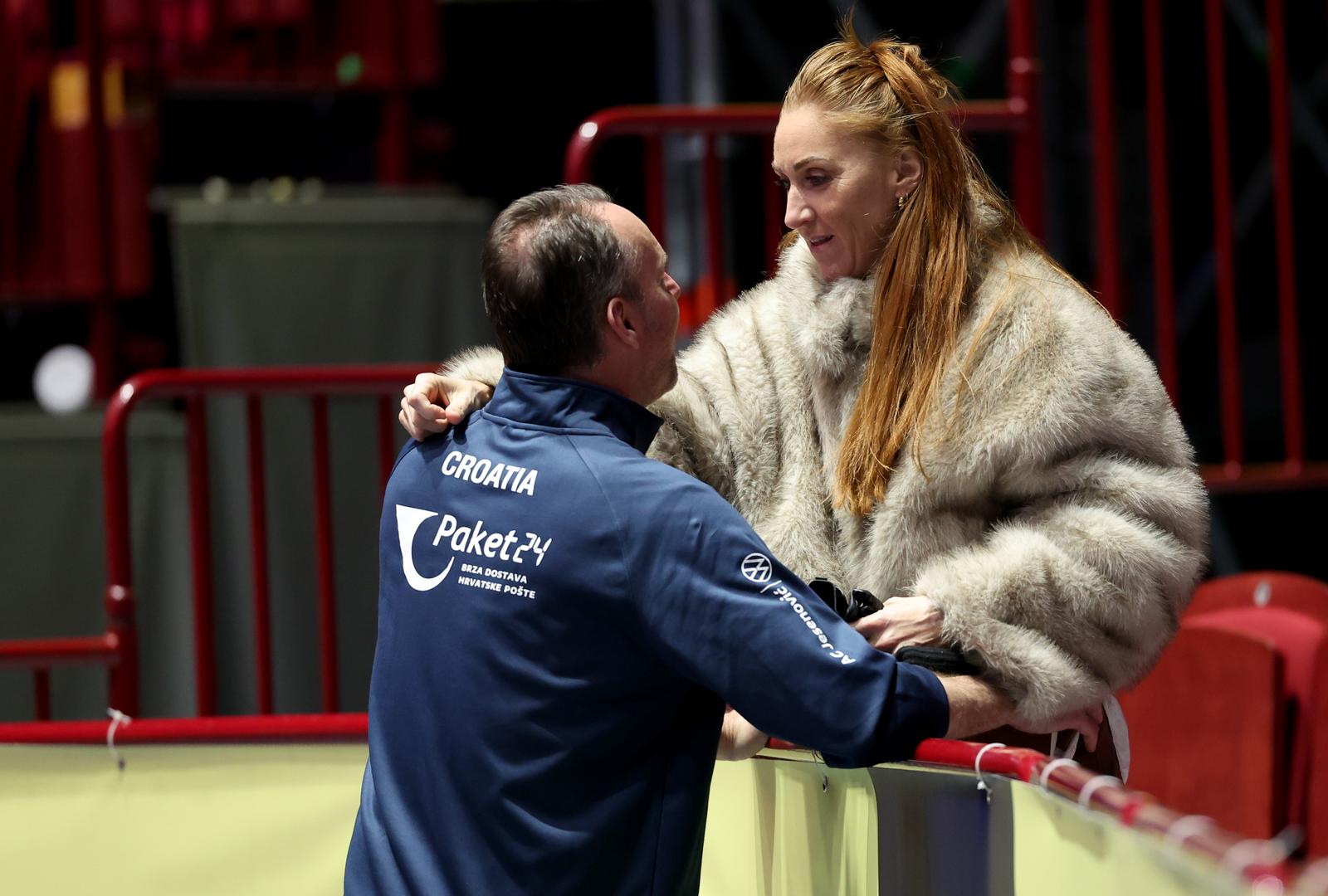 Ási Inga inače se ne voli izlagati javnosti, što se da zaključiti prema društvenim mrežama. Njezin profil na Instagramu je zaključan pa privatni život očito nastoji držati podalje od medijske pozornosti, iako je poznato da se ona i Sigurdsson međusobno prate na društvenim mrežama. 