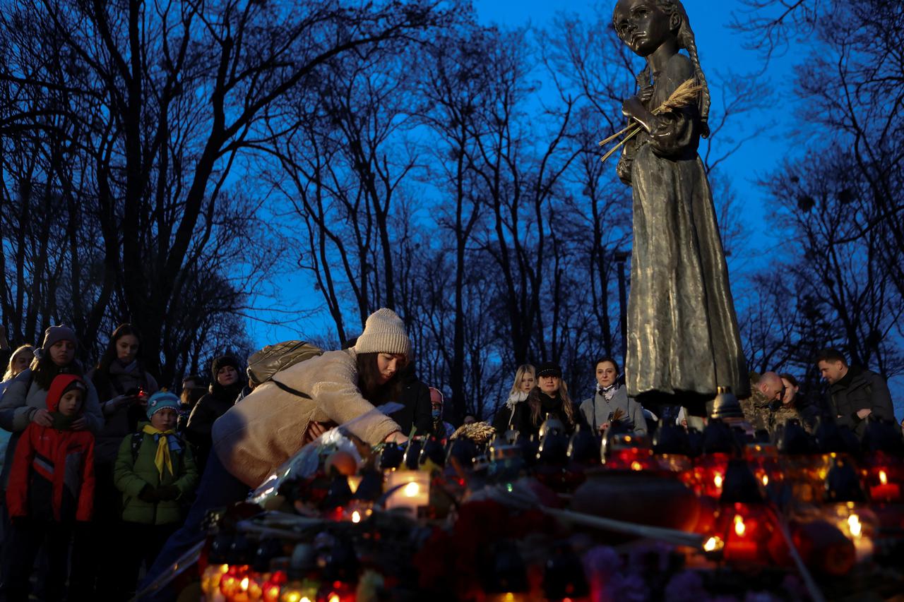Ukrainians commemorate victims of Holodomor in Kyiv