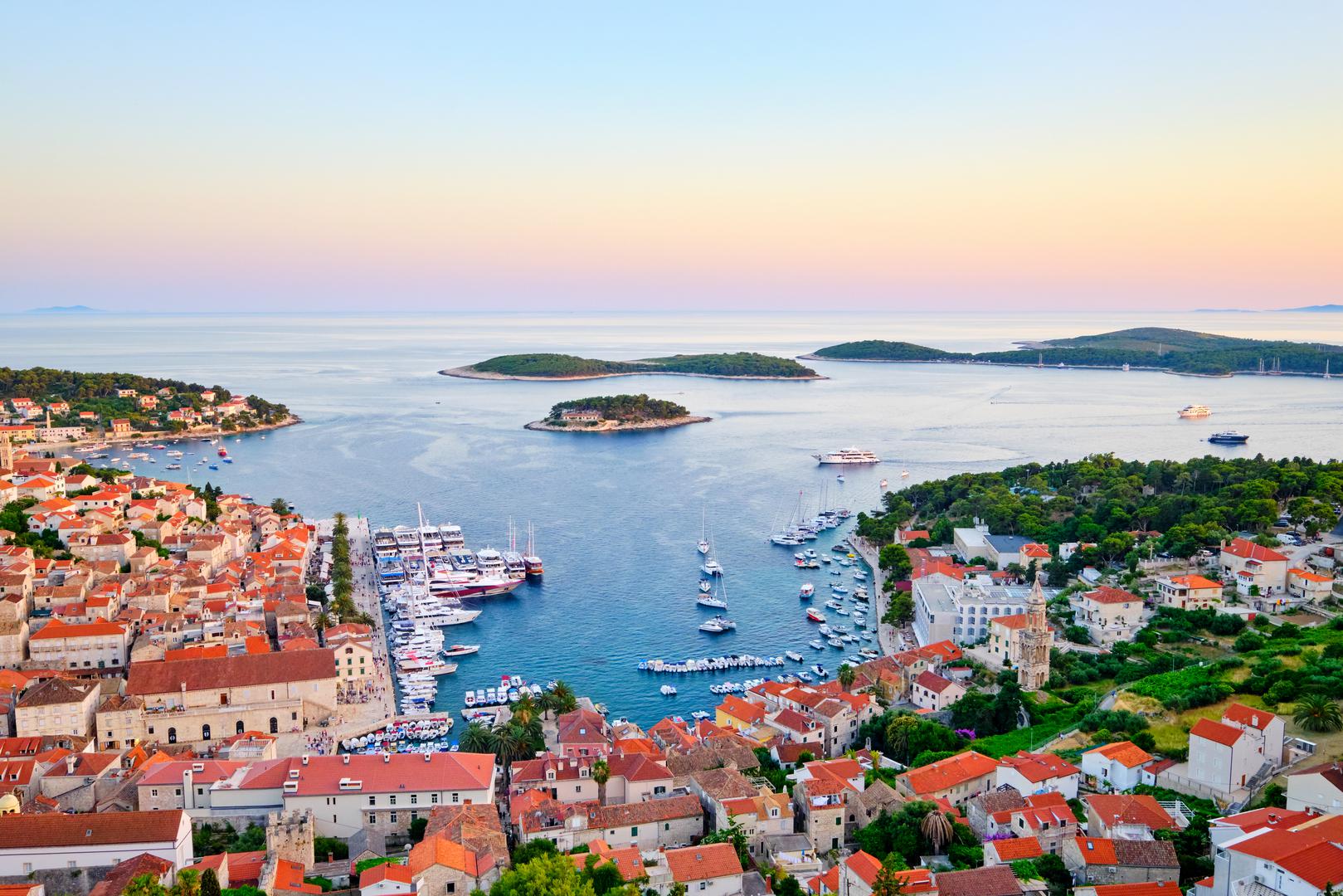 14. Hrvatska ima preko 1000 otoka, otočića i hridi, što je čini jednom od najrazuđenijih obala u Europi.
