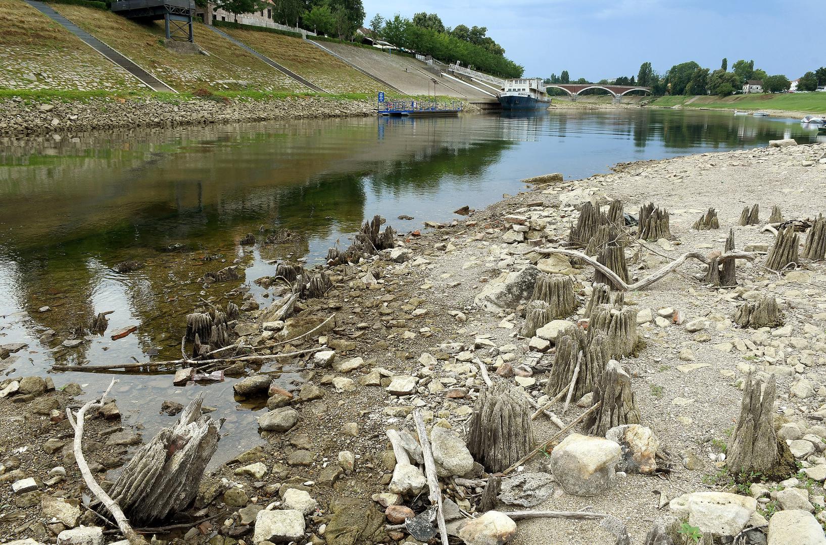 Vrhunac je dosegnut za vladavine cara Proba (276. – 281.), kada je Siscia postala glavna kovnica Carstva, poznata po iznimnoj kvaliteti kovanica. Vješti graveri proizvodili su novac koji je bio u optjecaju diljem svijeta, a sisački zlatnici pronađeni su čak u Skandinaviji. Nakon Proba, s početkom novih građanskih ratova, započeo je pad; smanjivao se broj radionica i opadala je kvaliteta izrade, što je bio odraz opće krize