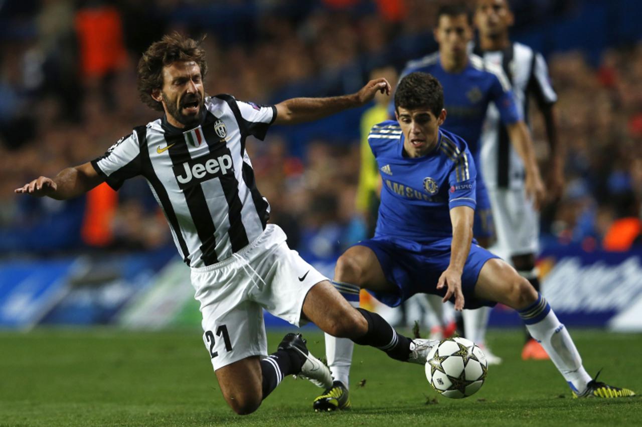 'Juventus\' Andrea Pirlo (L) is challenged by Chelsea\'s Oscar during their Champions League soccer match at Stamford Bridge in London September 19, 2012.     REUTERS/Eddie Keogh    (BRITAIN - Tags: S