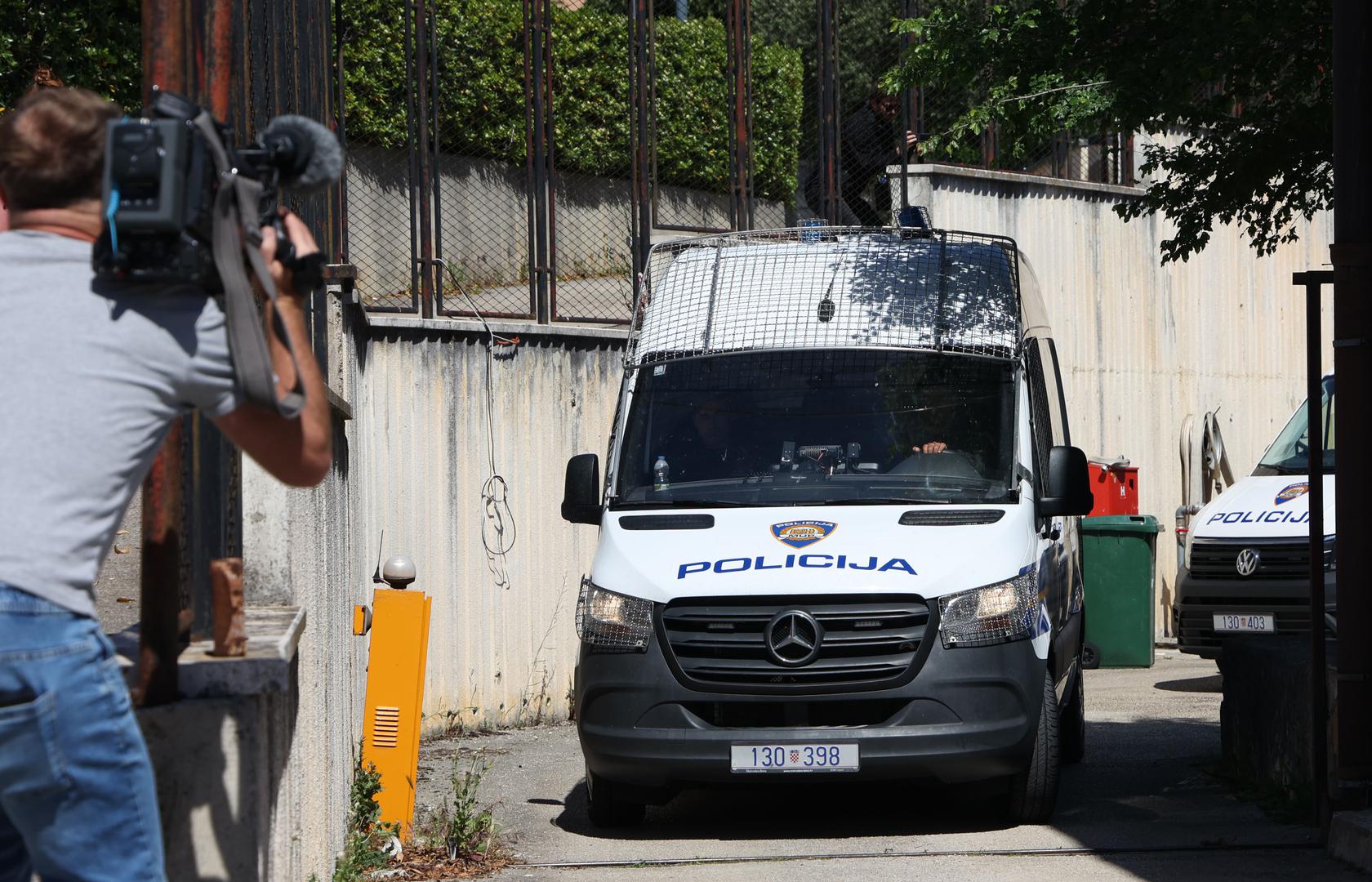 Policija je osumnjičenika locirala nakon višesatne potrage u kojoj su sudjelovali brojni službenici, službeni psi tragači, dronovi te helikopter. 