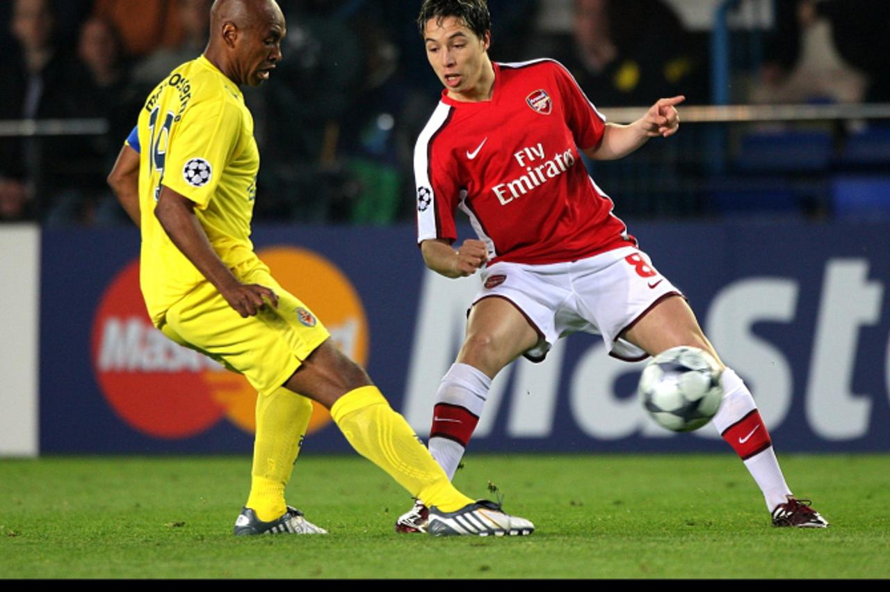 \'Soccer - UEFA Champions League - Quarter Final - First Leg - Villarreal v Arsenal - Estadio El Madrigal Villarreal\'s Marcos Senna (left) and Arsenal\'s Samir Nasri (right) battle for the ball\'