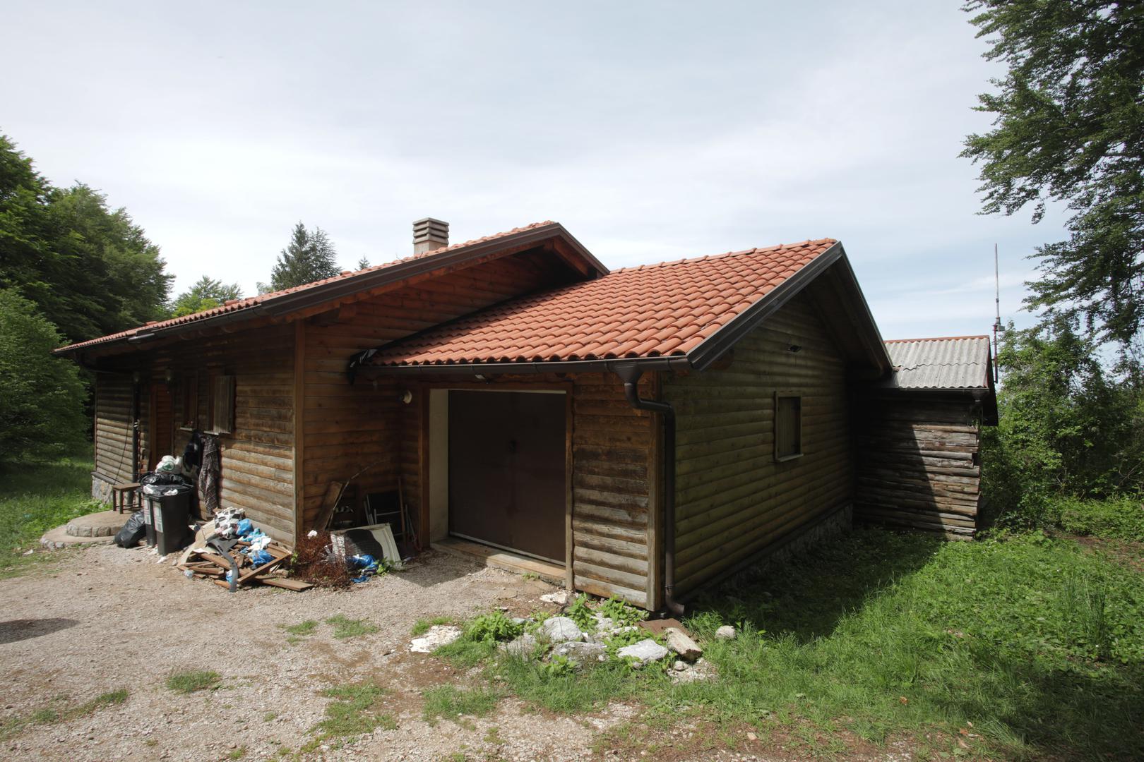 Među njima bio je i labrador koji je, prema riječima volontera, još dan ranije veselo trčkarao dvorištem, a potom uginuo zbog posljedica svega što je godinama unosio u organizam kako bi preživio.

