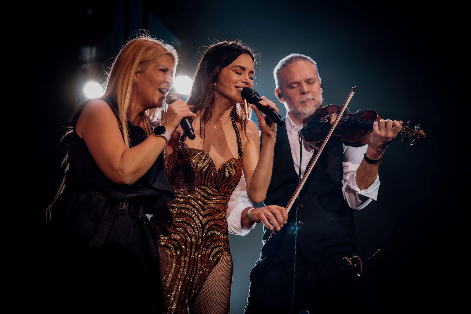 Aktualna turneja Severine 'Ja samo pjevam', nakon rasprodanih dvorana u svim većim gradovima Hrvatske, stigla je i u Sisak pa su tako sinoć u dvorani Zeleni brijeg brojni obožavatelji imali priliku uživati u glazbenom spektaklu koji je objedinio vrhunsku produkciju, emotivne izvedbe i intimnu komunikaciju s publikom.