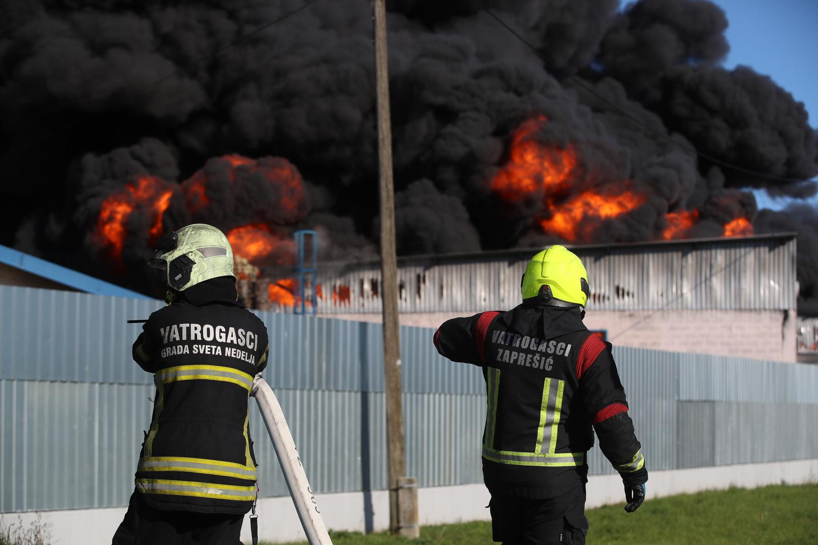 Također, veliki i gusti stup crnog dima vidljiv je iz svih naselja grada, Samobora i zapadnog dijela Zagreba. Zagrepčani javljaju da se osjeti jak smrad. Radio Sveta Nedelja napominje da se skladište nalazi u blizini Hoto Villa, a da u pomoć svetonedeljskim vatrogascima dolaze i druga vatrogasna društva. Promet na Ulici Franje Tuđmana je preusmjeren na autoput, dodaje Radio.