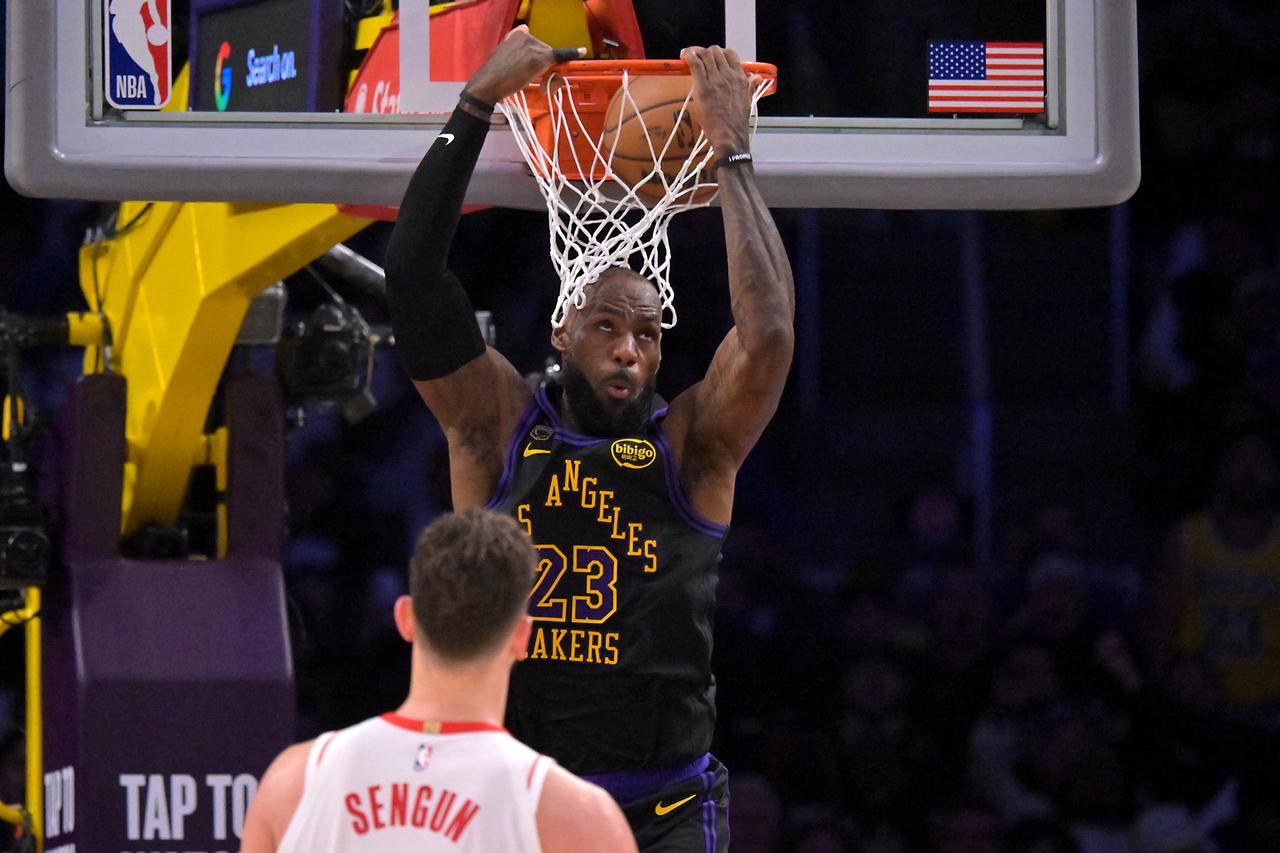 storyeditor/2026-05-02/LeBronDunk1_reu_spo_020526.jpg