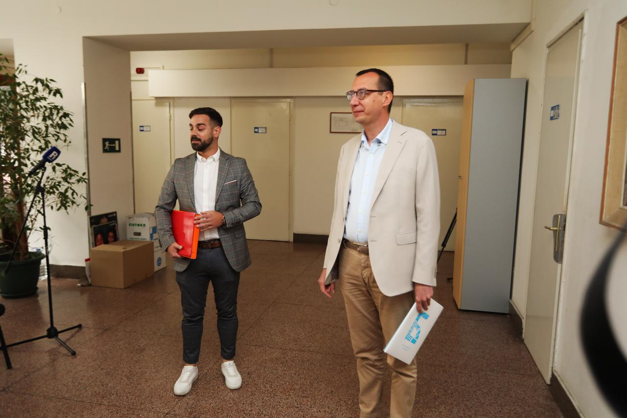 Rijeka: Marko Filipović predaje skupljene potpise za izbore