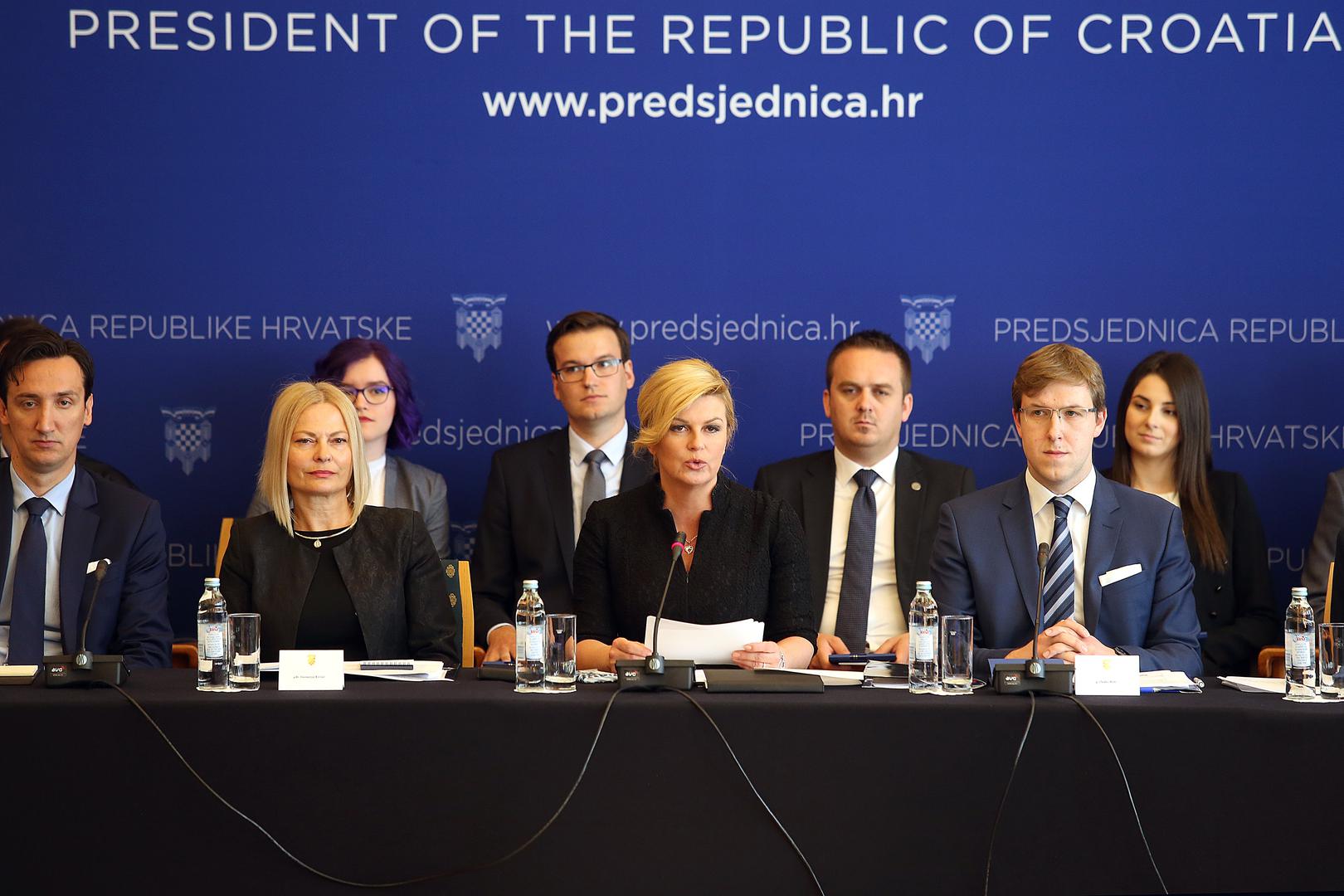 Prvi red: Anamarija Kirinić, predstojnica ureda, predsjednica Kolinda Grabar-Kitarović, dr. Danko Relić, koordinator Vijeća mladih. Drugi red članovi Vijeća mladih: Hana Ivana Breitenfeld, Ivan Bota, Josip Vrbanek