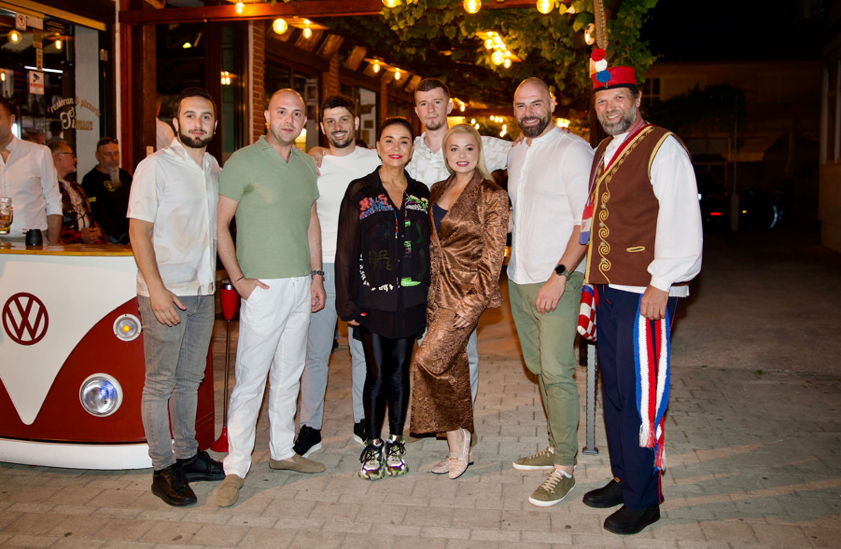 Već s prvim taktovima, čim su zasvirali, Kristian Ordulj, Andrea Aužina, Adrijan Aco Marinčić, Mladen Kalebić, Davor Delić i Marin Katić okupljeni kao 'šefovi zabave' u splitsku grupu Boss, malo je tko od uzvanika ostao ravnodušan. Njihovi estradni prijatelji i kolege prvo su ih glasno podržali aplauzom, a potom su im se jedan za drugim pridruživali na pozornici kako bi zajedno jedni druge darivali pjesmom. 