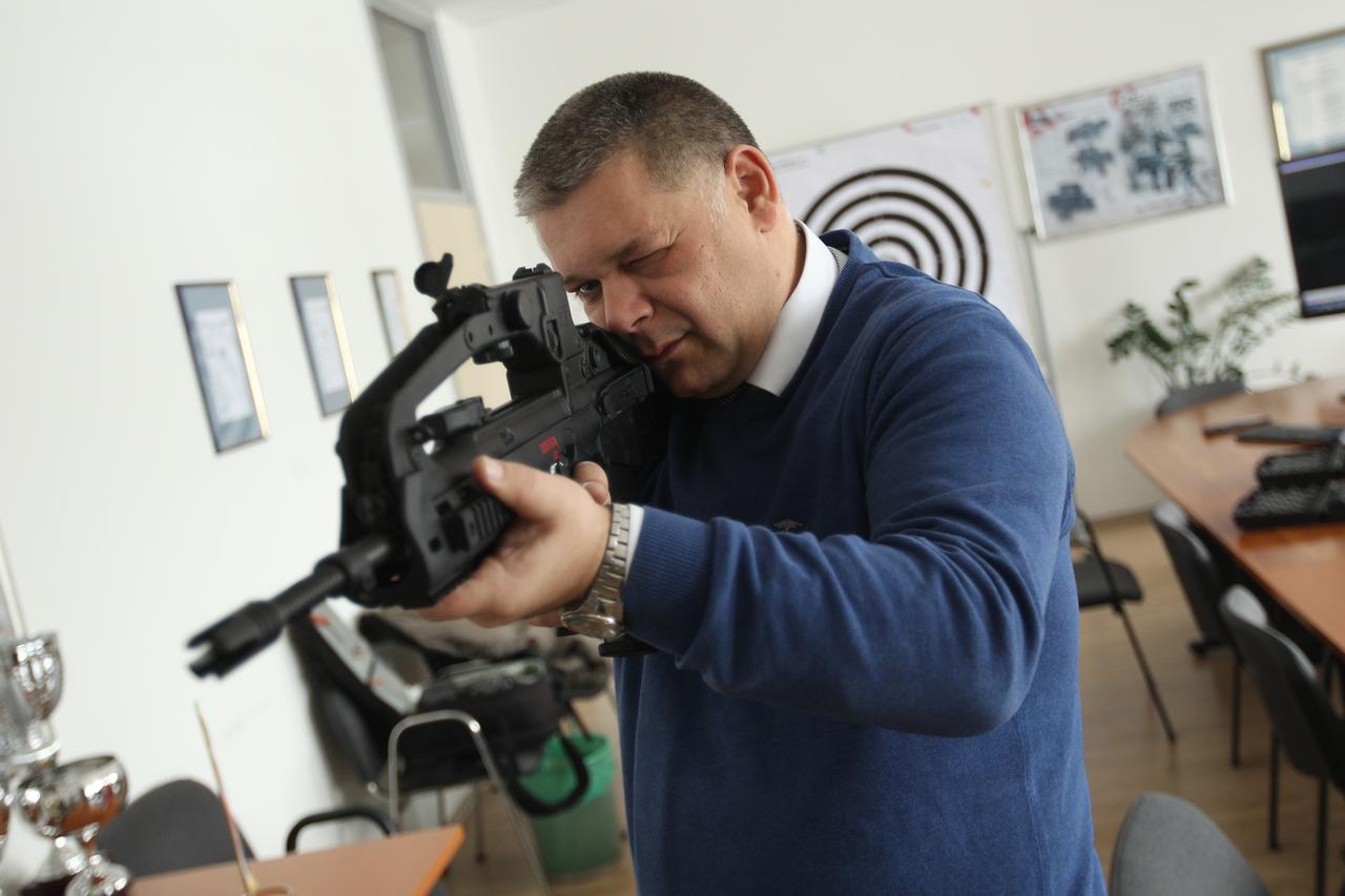 09.02.2015., Karlovac - Pocela serijska proizvodnja jurisne puske VHS 2 i novog modela pistolja HS Subcompakt mod 2 u tvornici oruzja HS Produkt. Zeljko Pavlin, direktor HS Produkta.