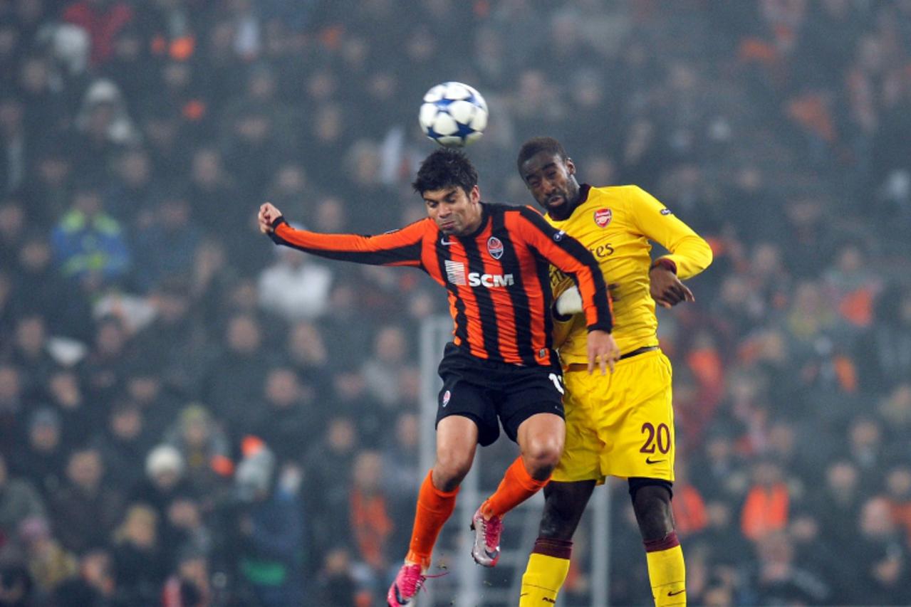 'Arsenal\'s Johan Djourou (R) vies with Shakhtar donetsk\'s Eduardo during the UEFA Champions League Group H football match Shaktar Donetsk vs. Arsenal on November 3, 2010 in Donetsk.  AFP PHOTO / SER