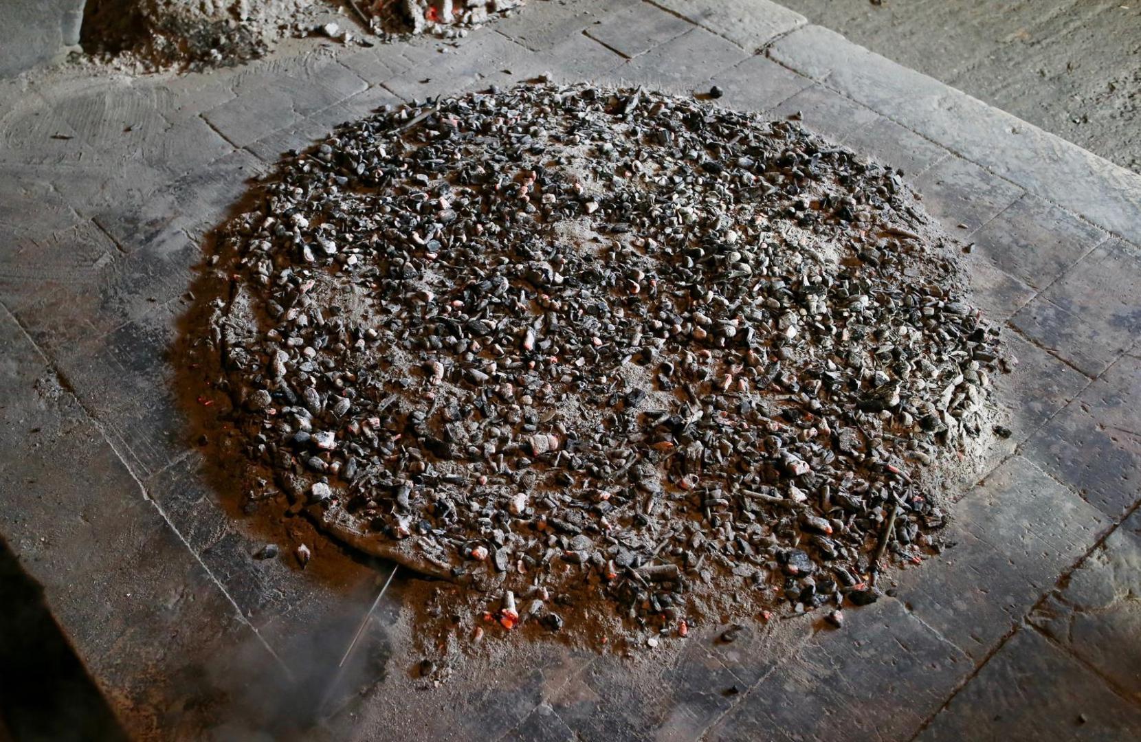 09.06.2020., Zvecanje - Bracni par Milicevic, Ruzica i Nikola, na tradicionalan nacin pripremaju i peku poljicki soparnik. Photo: Ivo Cagalj/PIXSELL