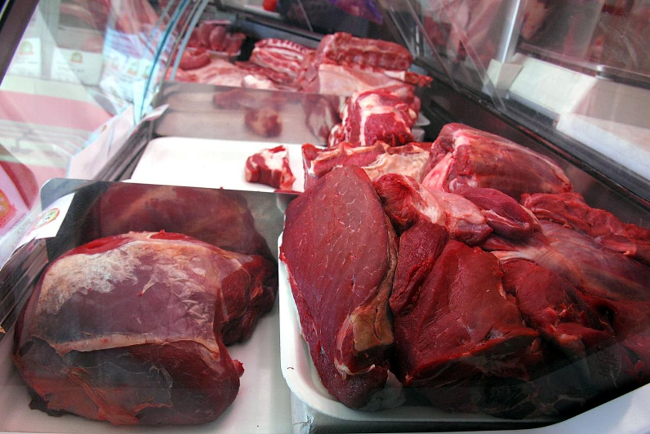 'za gradsku...30. 07. 2009. tresnjevacki plac/mesnice mraz i francek/meso koje je kao jeftinije nego u velikim shoping centrima snimio: zeljko hladika'