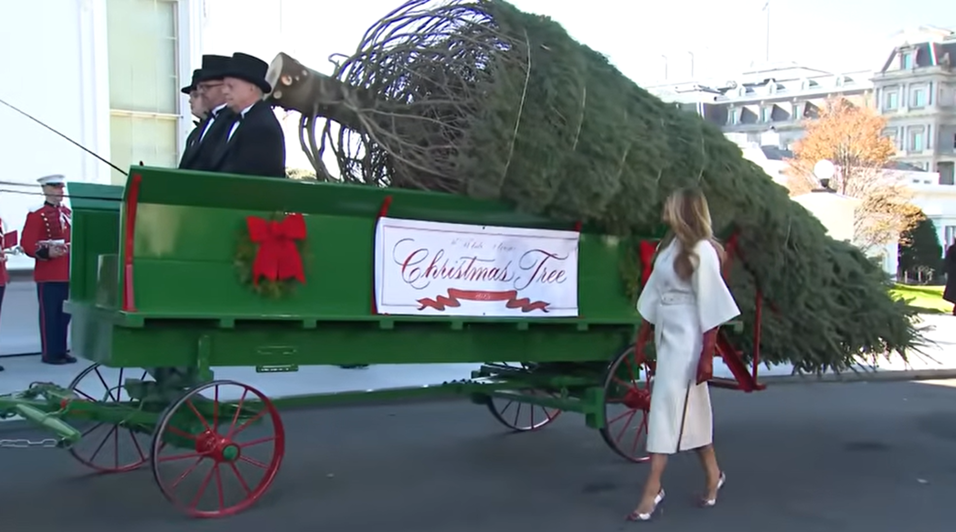 Odjenula je elegantni kaput koji potpisuje modna kuća Dior, a upravo je on istaknuo njezin minimalistički glamur koji njeguje u posljednje vrijeme.
