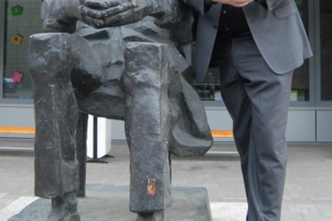 \'23.4.2009., Virovitica - Ivica Kirin, gradonacelnik Koprivnice pored spomenika Franji Tudjmanu. Photo: Josip Maljak/Vecernji list\'