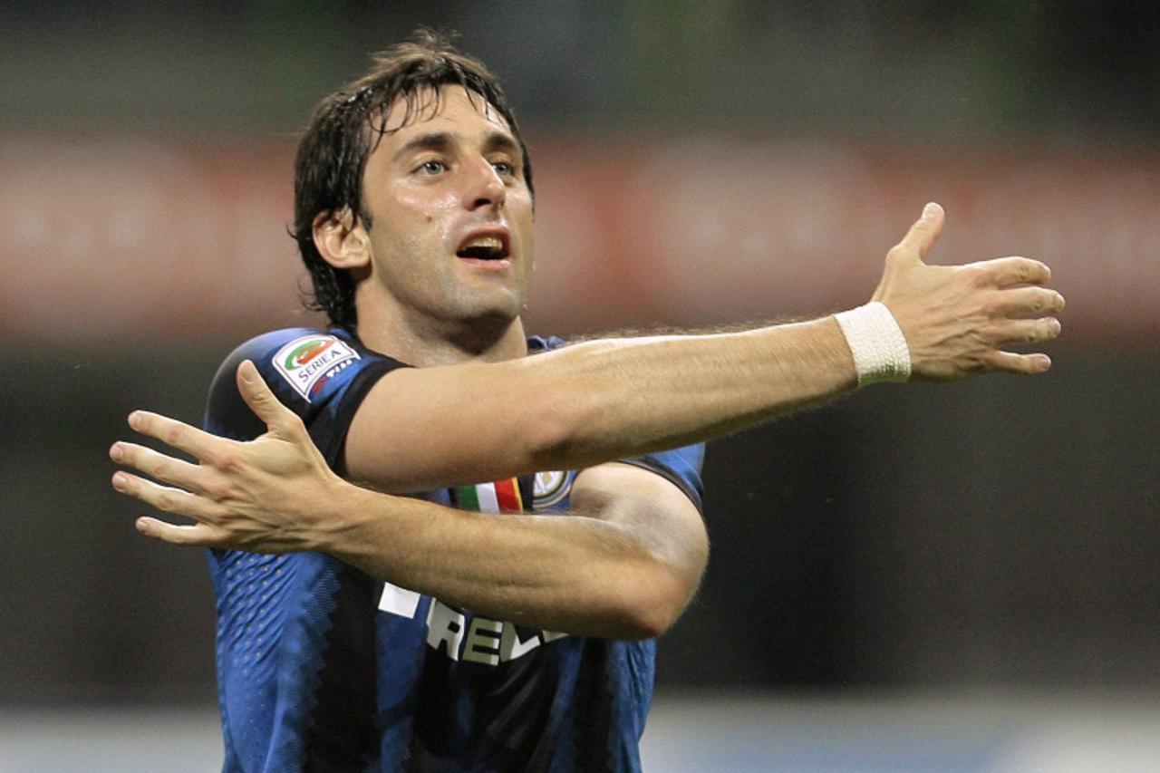 'Inter Milan's Diego Milito celebrates after scoring against Bari during their Italian Serie A soccer match at the San Siro stadium in Milan September 22, 2010.  REUTERS/Alessandro Garofalo (ITALY -