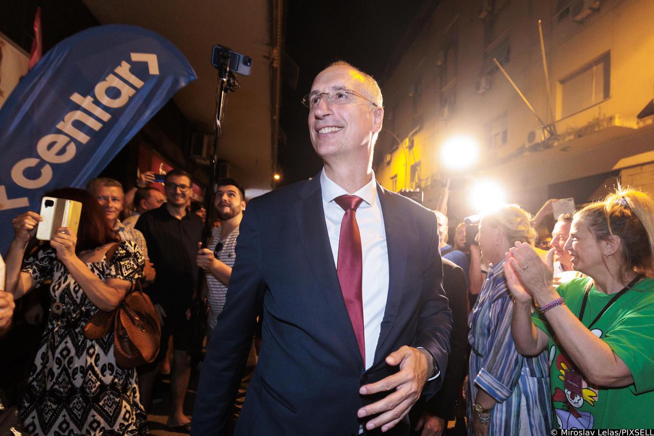 Atmosfera u stožeru Ivice Puljaka nakon prvih neslužbenih rezultata, po kojima je osvojio najviše glasova