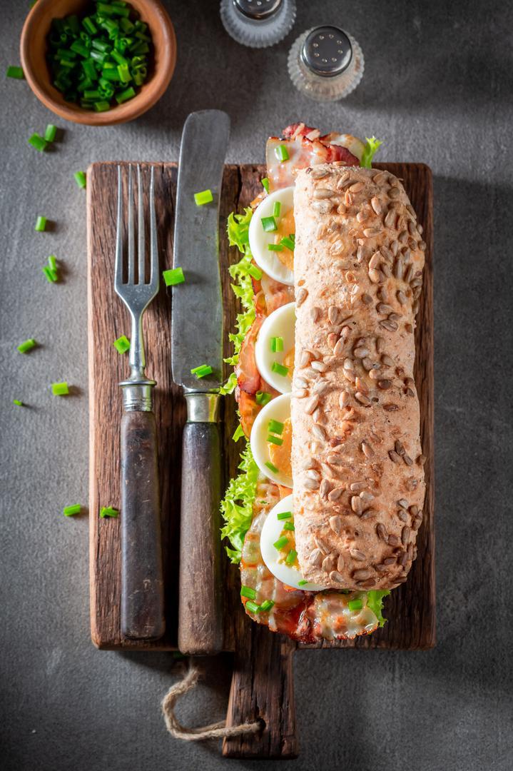 Ljubitelji sendviča ne trebaju očajavati, s integralnim kruhom, svježom puretinom i puno povrća i sendvič je zdrav doručak.
