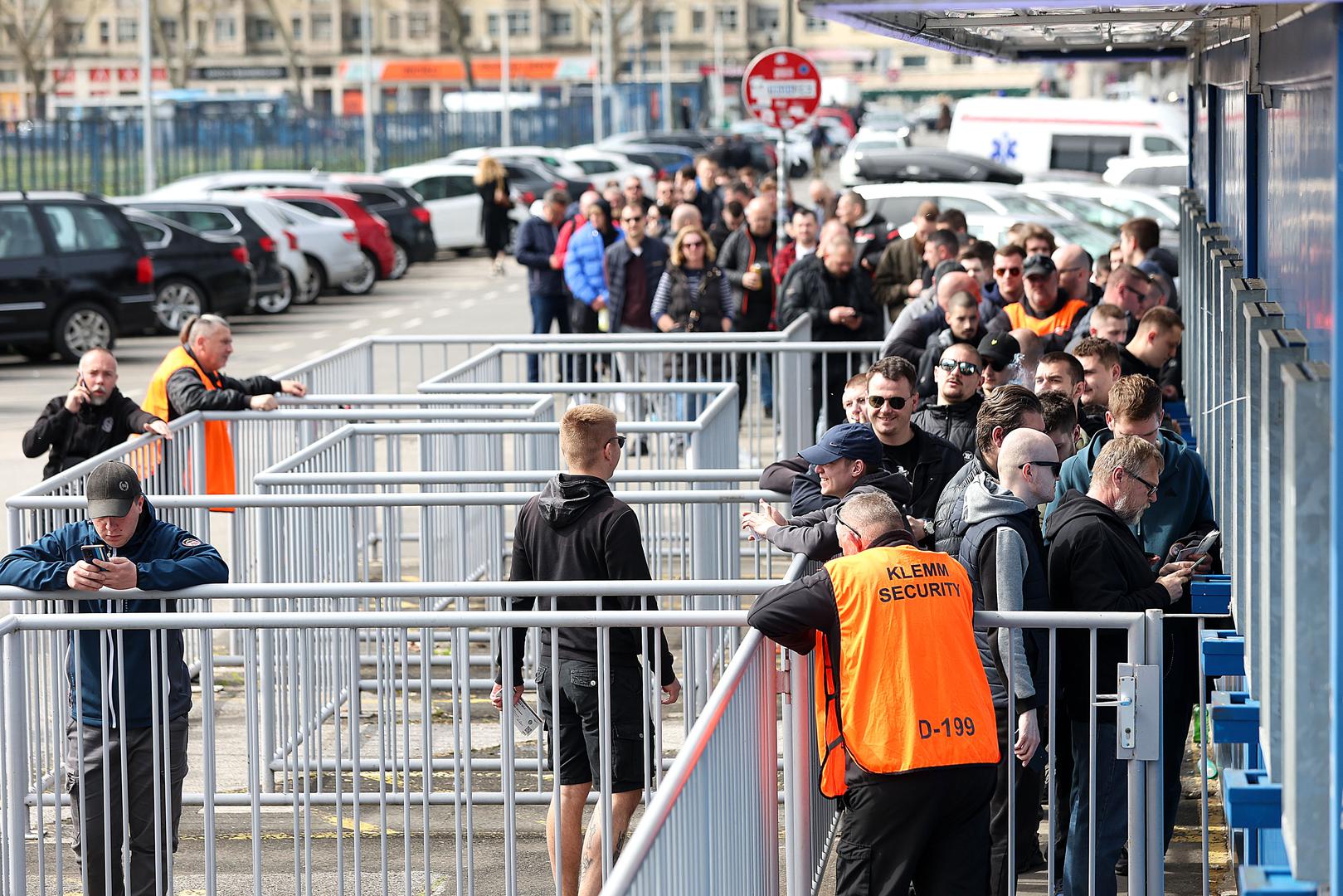 Zbog toga se danas stvorio red za ulaznice koje stoje pet eura