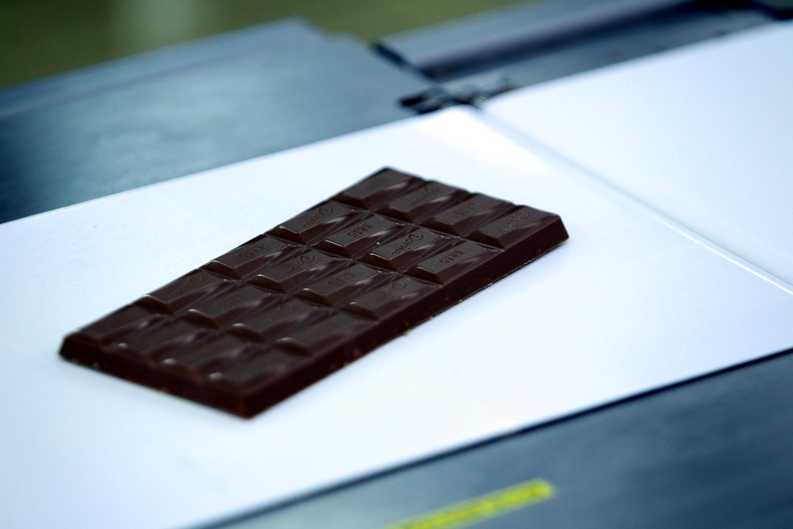 Tamna čokolada – Iako je tamna čokolada zdravija verzija čokolade, treba pripaziti kada ćete u njoj uživati. Tamna čokolada sadrži kofein, odnosno oko 20 miligrama kofeina nalazi se u jednoj čokoladi, što je jednako tome kao da ste popili jedan espresso. Osim toga, ubrzava rad srca te izaziva nemir, što ne ide u prilog dobrom snu.