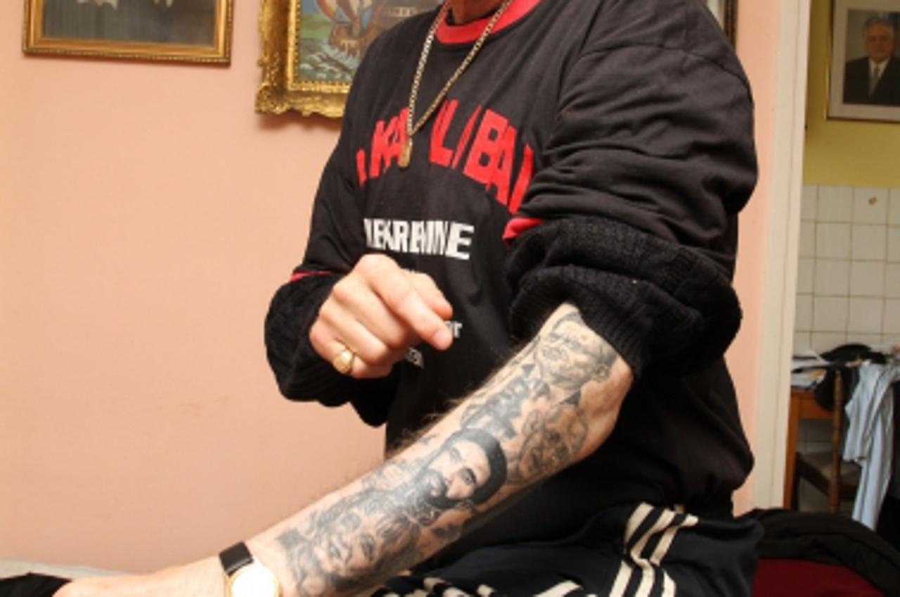 '29.05.2012., Karlovac - Ljubomir Jurkovic Deda na tijelu ima istetovirana 173 portreta poznatih licnosti. Najnovija tetovaza mu je portret Julije Timosenko.  Photo: Kristina Stedul Fabac/PIXSELL'