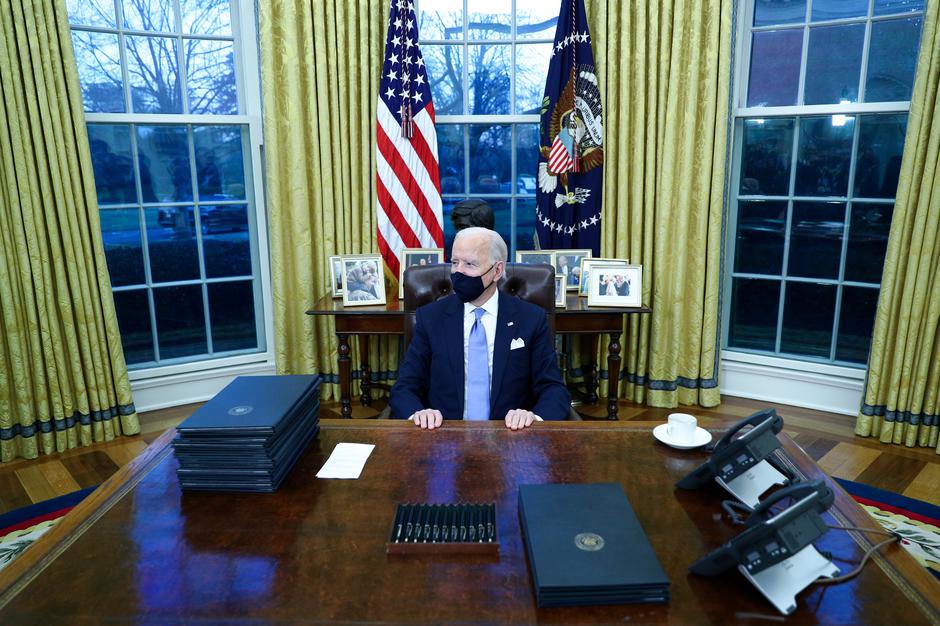 Joe Biden potpisuje prve odluke